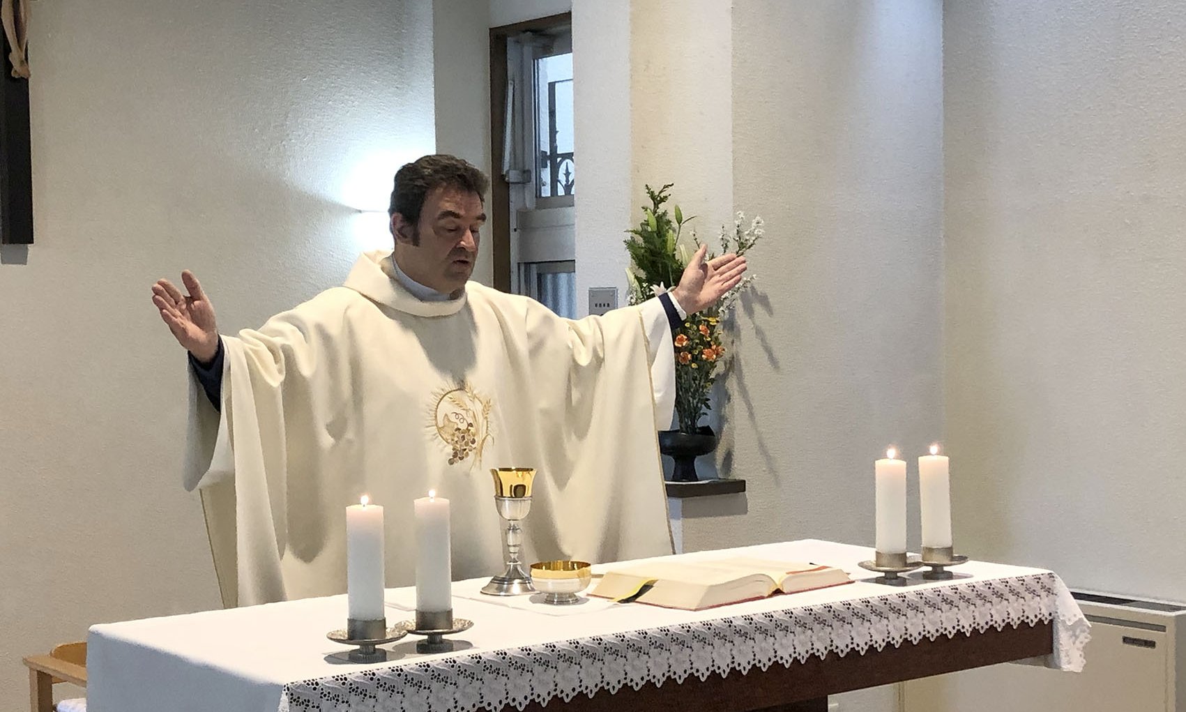 Le père Haure célébrant la messe