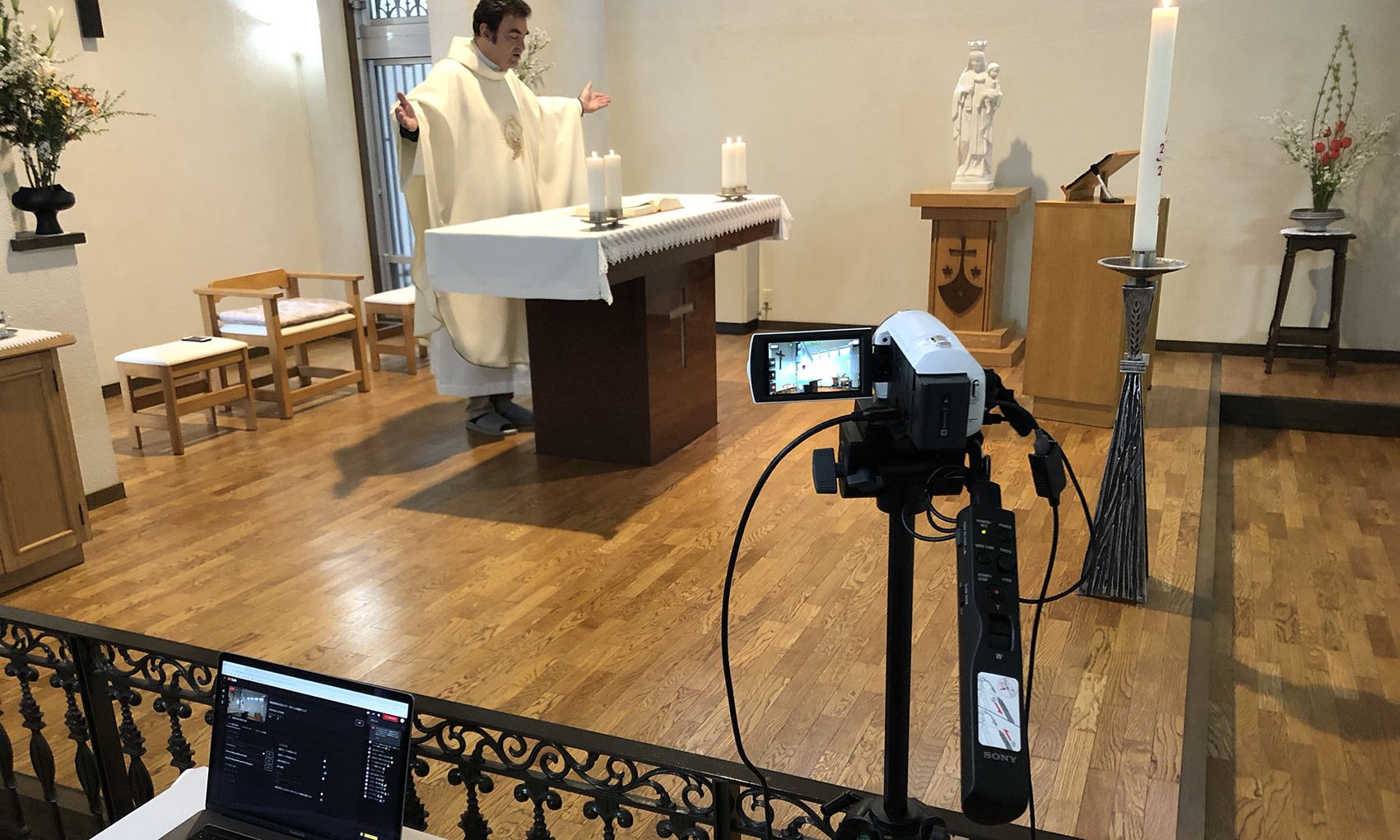 Le père Haure célébrant la messe