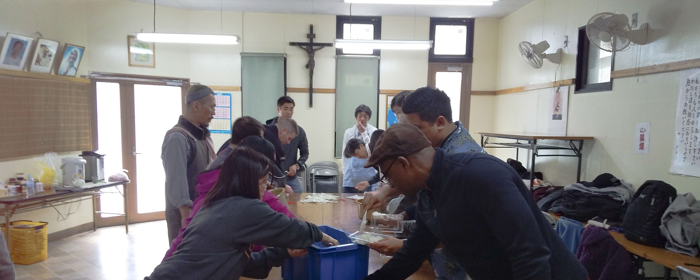 Préparation des bentô avec les Missionnaires de la Charité