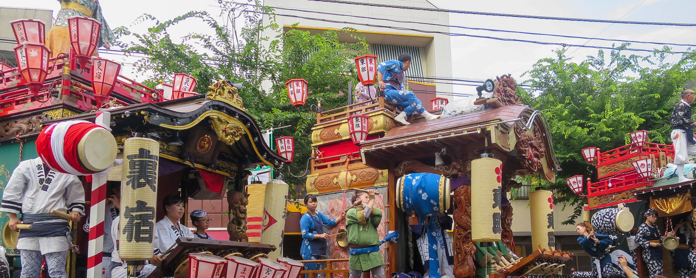 Chars se rencontrant au centre ville lors du festival de Numata