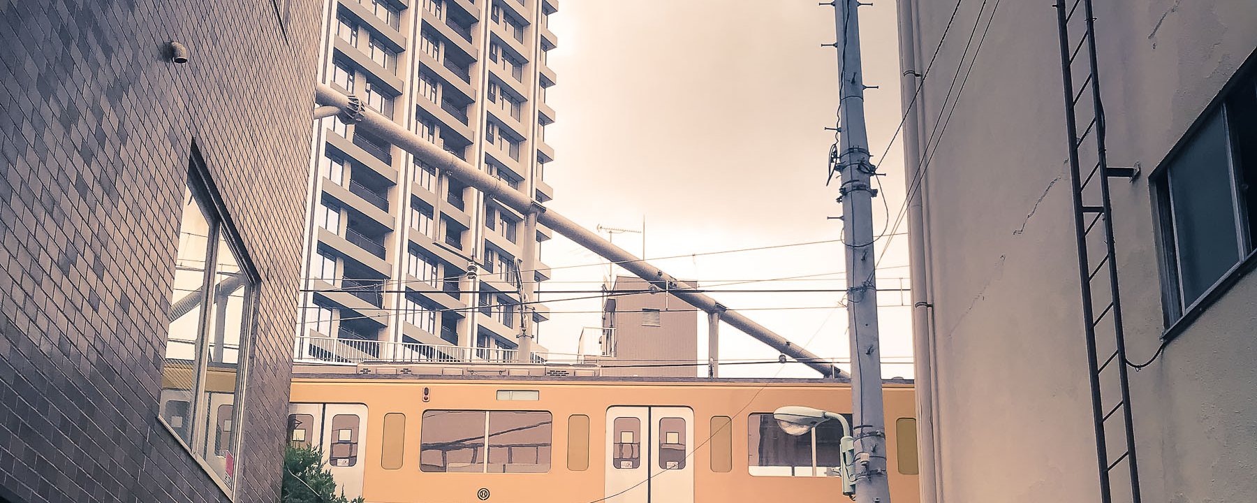 Un train au milieu de la ville