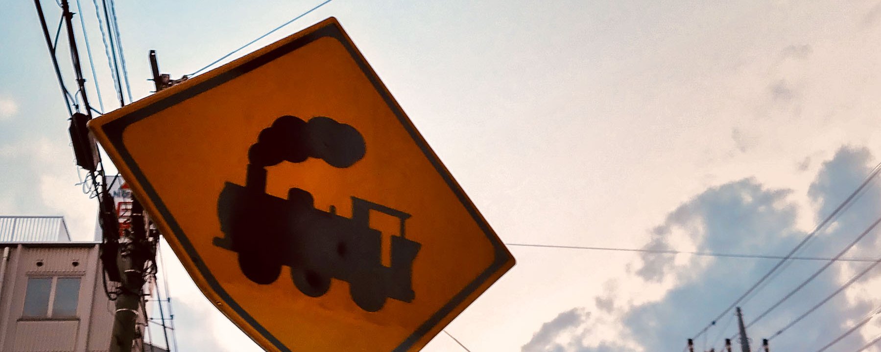 Devant une voie de chemin de fer à Kawagoe
