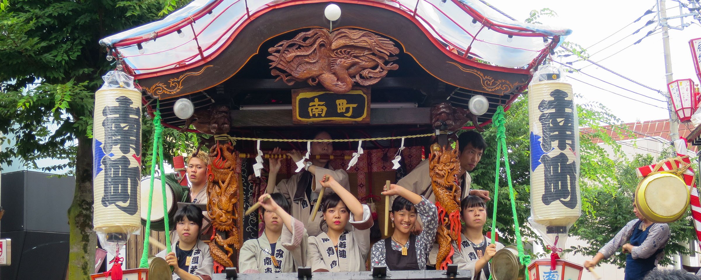 Jeunes filles tapant du tambour à l'avant d'un char
